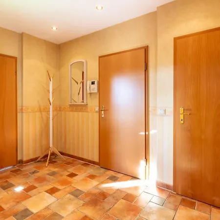 Ferienwohnung-poseidon-im-ostseebad-binz-3-raum-balkon-parkplatz-4-personen-zentrale-lage * בינץ