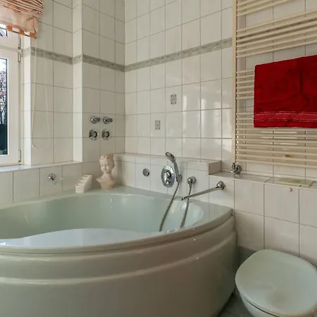 Ferienwohnung-poseidon-im-ostseebad-binz-3-raum-balkon-parkplatz-4-personen-zentrale-lage דירה *