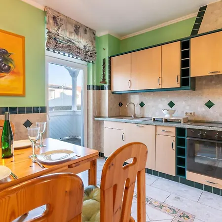 Daire Ferienwohnung-poseidon-im-ostseebad-binz-3-raum-balkon-parkplatz-4-personen-zentrale-lage *