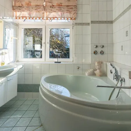 Daire Ferienwohnung-poseidon-im-ostseebad-binz-3-raum-balkon-parkplatz-4-personen-zentrale-lage Binz