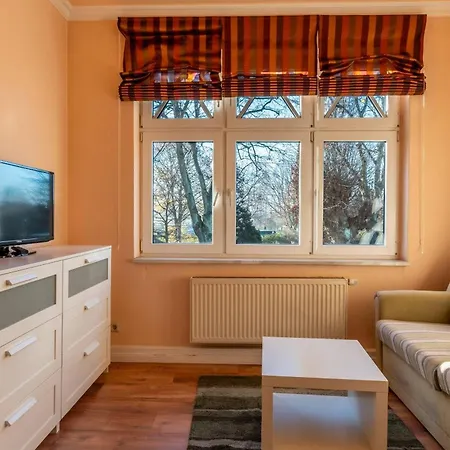 Ferienwohnung-poseidon-im-ostseebad-binz-3-raum-balkon-parkplatz-4-personen-zentrale-lage * בינץ