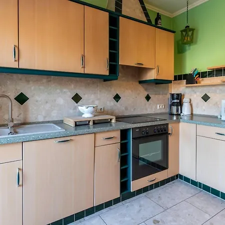 Ferienwohnung-poseidon-im-ostseebad-binz-3-raum-balkon-parkplatz-4-personen-zentrale-lage דירה *